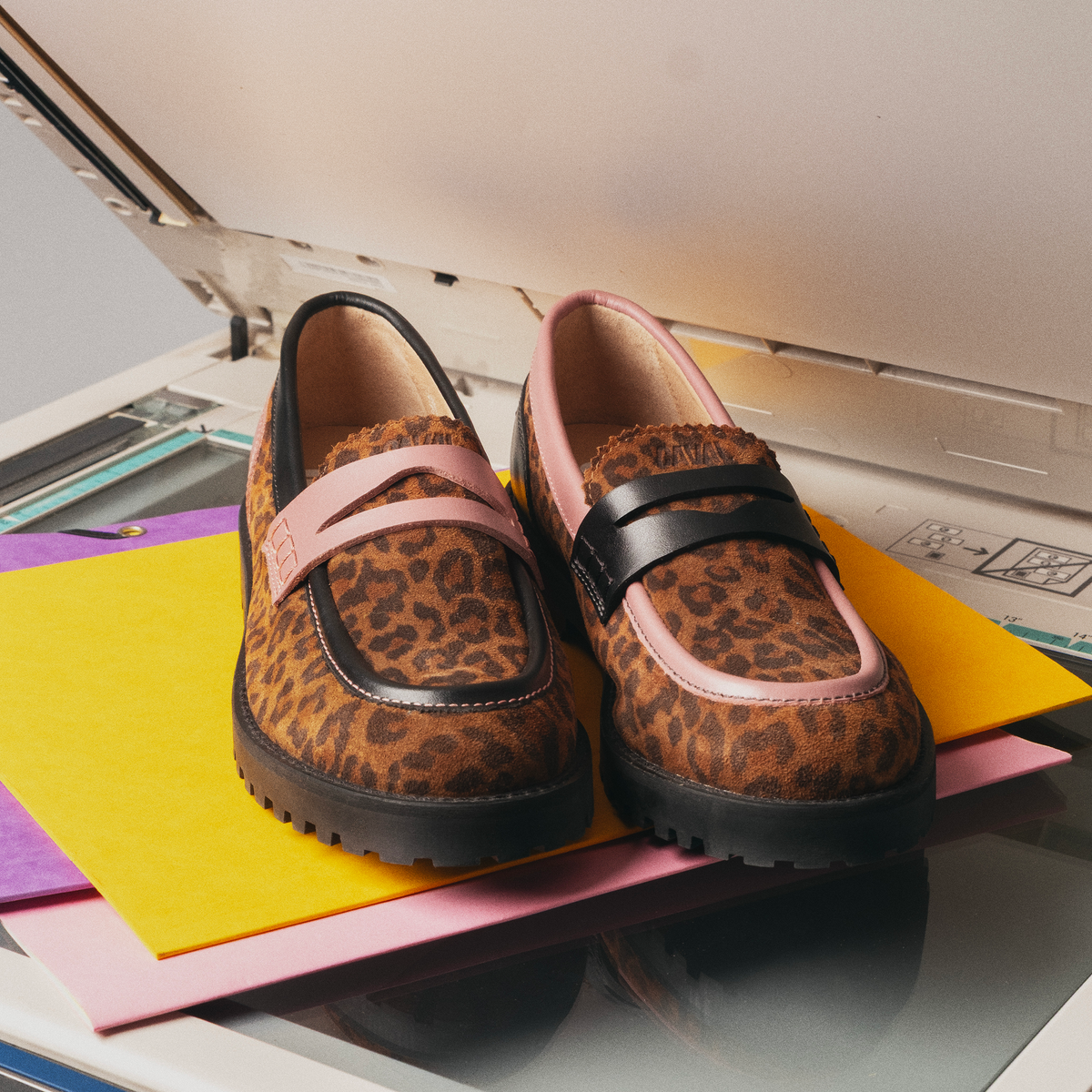 Leo Charm – CAVAL